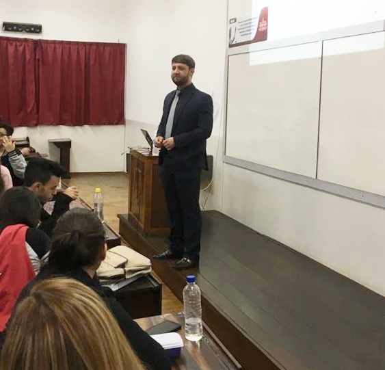 Egresso ministra aula na Fadiva